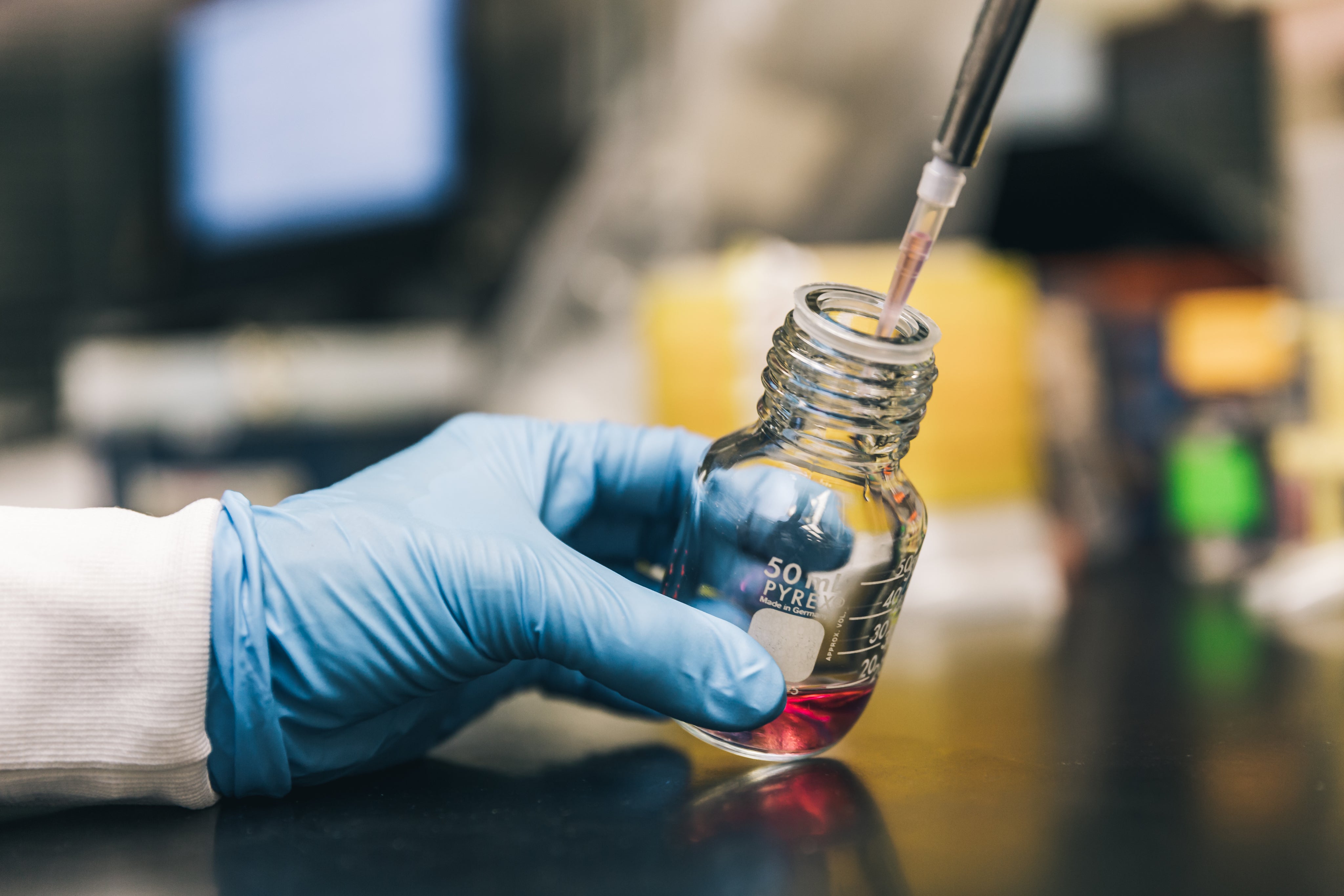 Imagen científica probando productos en laboratorio